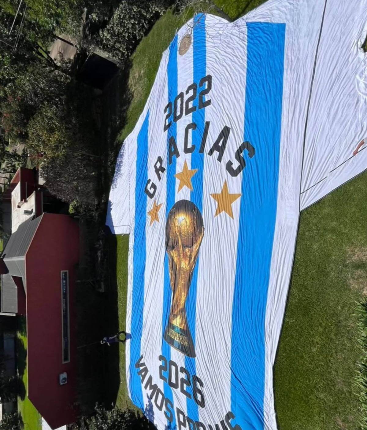 Forma de Camiseta y Escudo